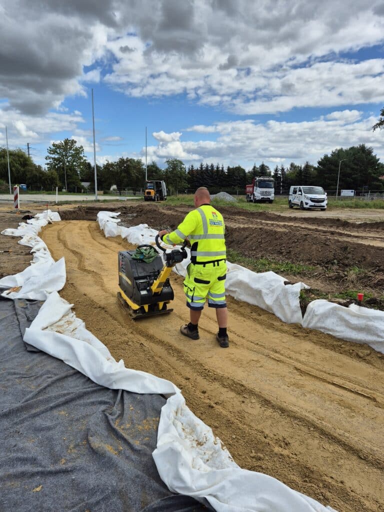 Korytowanie i zagęszczanie (przygotowanie ścieżek/obrzeży).