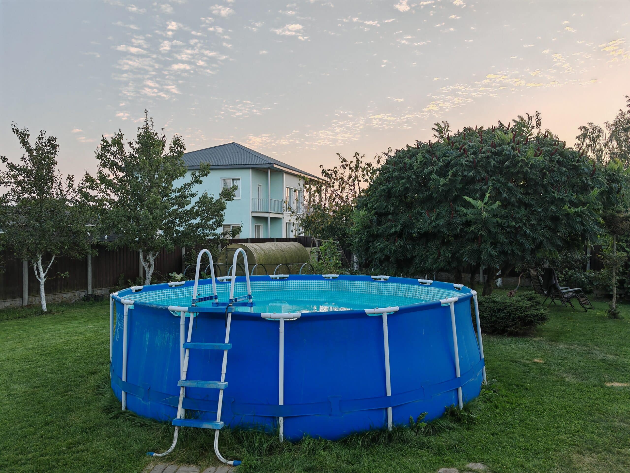 Basen Stelażowy Na Trawniku