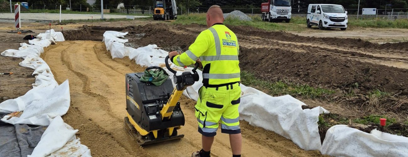 Korytowanie i zagęszczanie (przygotowanie ścieżek/obrzeży).