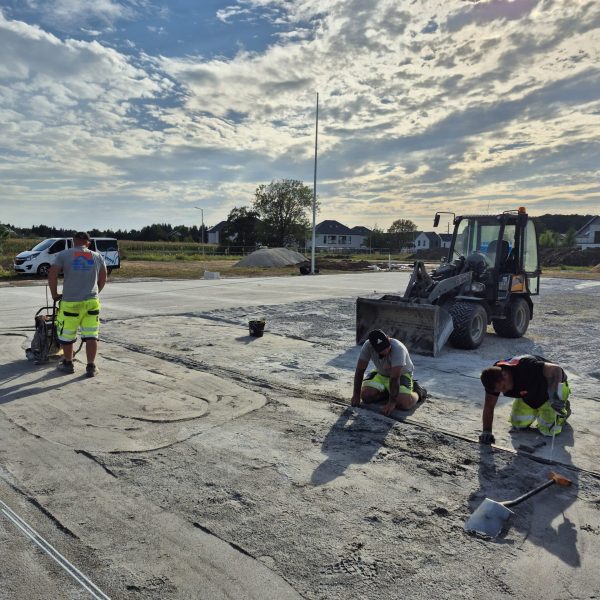 Końcowe prace niwelacyjne / Przygotowanie pod nawierzchnię (montaż obrzeży / ręczne wykańczanie).