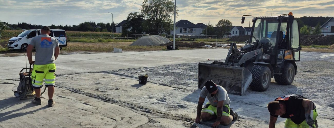 Końcowe prace niwelacyjne / Przygotowanie pod nawierzchnię (montaż obrzeży / ręczne wykańczanie).